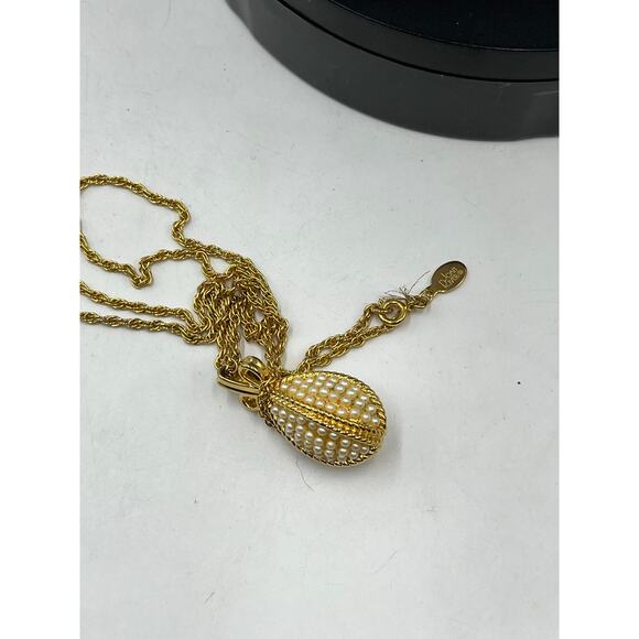 Joan Rivers Signed Vintage Egg
Goldtone & Faux pearls Pendant Long Necklace - Picture 4 of 9